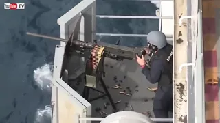 شاهد قراصنة صوماليين في البحر يحاولون قرصنة سفينة أمريكية ولكن كان الرد قاسيا HD 2020 