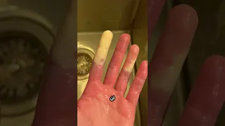 فتاة تمسك قطعة ثلج   لن تصدق ما حدث لأصابعها بعد ثوان     تجربة غريبة  دندنها