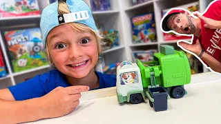 Father & Son PLAY BLUEY RUBBISH RUN! (Don't Spill The Trash!)