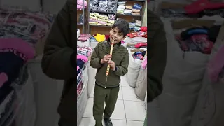 الطفل السوري يلي يعزف بفن 