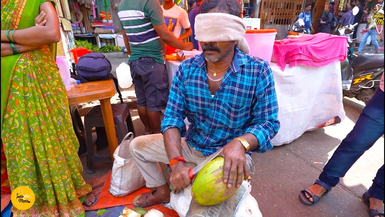 Blindfold Anna Ji Selling Fresh Coconut Water In Mumbai Rs. 50/- Only l Mumbai Street Food