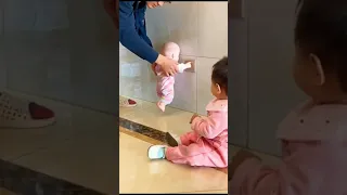 تعليم الأطفال خطر الكهرباء وعدم لمسها 