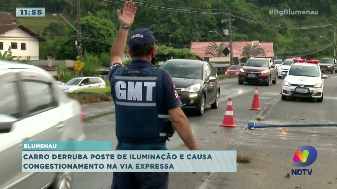 Poste derrubado em acidente causa congestionamento na Via Expressa em Blumenau