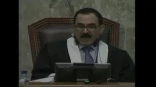 القاضي يسأل صدام حسين هل انت مذنب ام برئ   دندنها