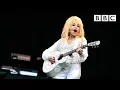Download Lagu Dolly Parton performs Jolene at Glastonbury - BBC