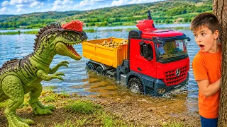 After 67 Million Years, a Dinosaur Wakes Up! Darius Runs!