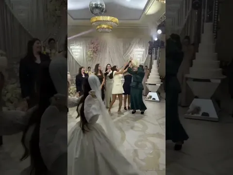 شوف خوات العروس شلون تعاركن على وردة 😒😂