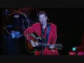 Chris Isaak  sings in Spanish