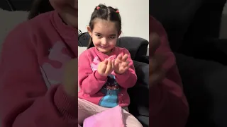 Sinem yeni aldıgı süslü barbili defteri ve stich stiker defterini gösteriyor