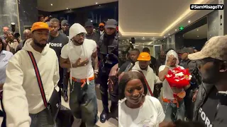 Hotel aliyofikia Diamond Platnumz Zambia yafurika mashabiki wakitaka kumuona na kupiga nae picha