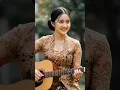 Download Lagu Gadis Cantik Bermain Gitar, Kebaya, dan Senyum yang Memikat