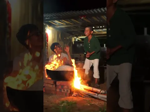 天黑了，星星亮了，篝火起了，花生也香了，农村人的零食和快乐都很简单。