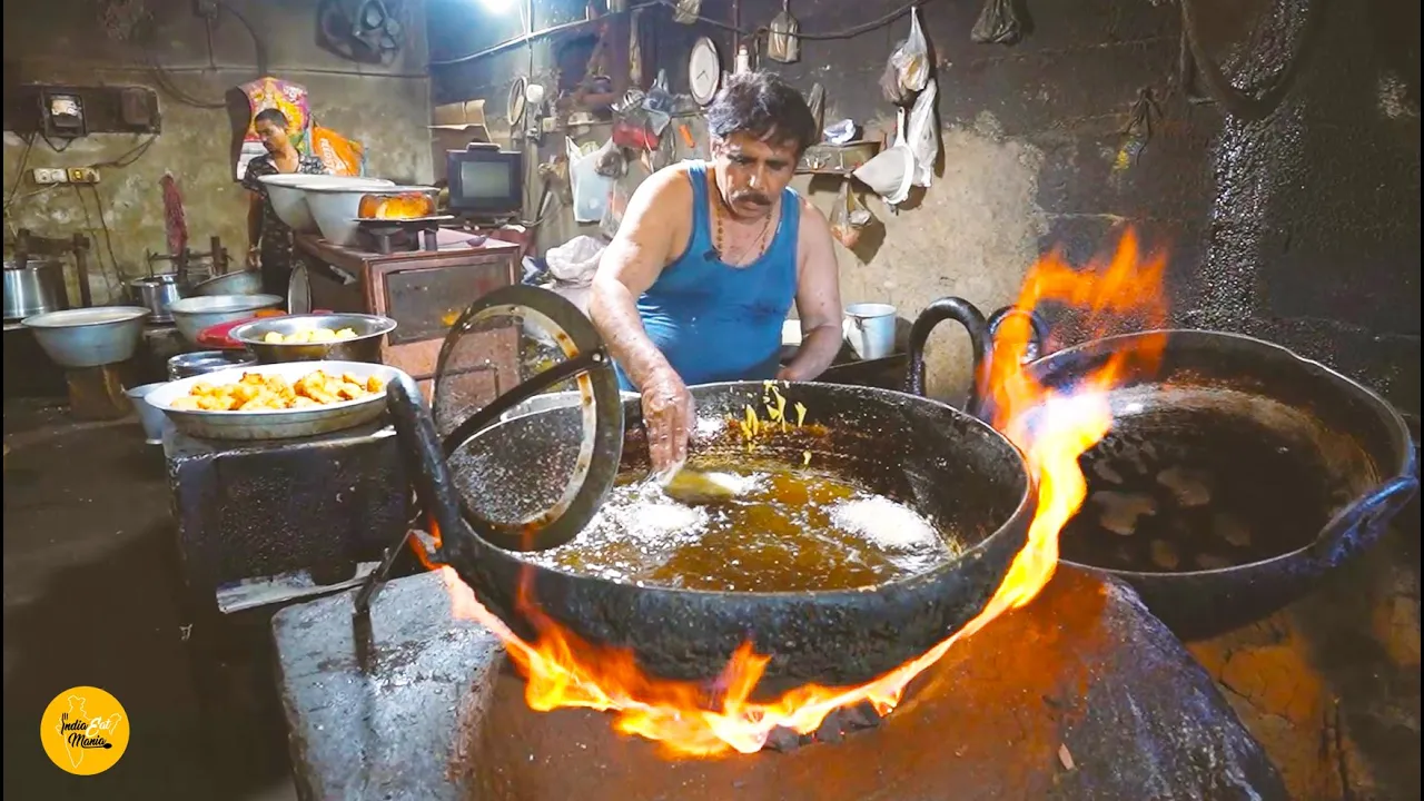Heat Proof Man Selling Ghugni Vada In Bhubaneswar Rs. 30/- Only l Odisha Street Food