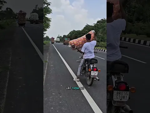 Anh chàng tốt bụng cứu người lái xe 3 bánh khỏi đền tiền