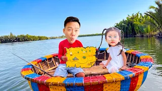 Cam Cam trải nghiệm đi thuyền thúng Hội An bất ngờ nhặt được quyển sách thần kì.