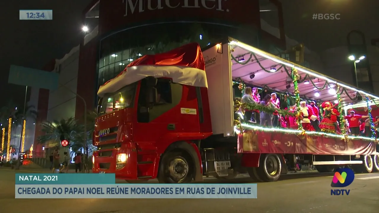 Chegada do Papai Noel reúne moradores em ruas de Joinville