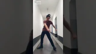 فلبيني يرقص على اغنية ليبية 