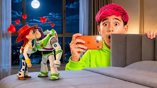 😱 DESCUBRÍ a los JUGUETES DE TOY STORY BESÁNDOSE!