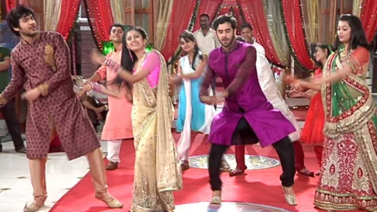 Veera And Baldev Dance On The Tunes Of "Delhi Wali Girlfriend"