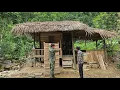 Download Lagu Man helpt alleenstaande moeder haar huis te verbeteren om het completer en veiliger te maken