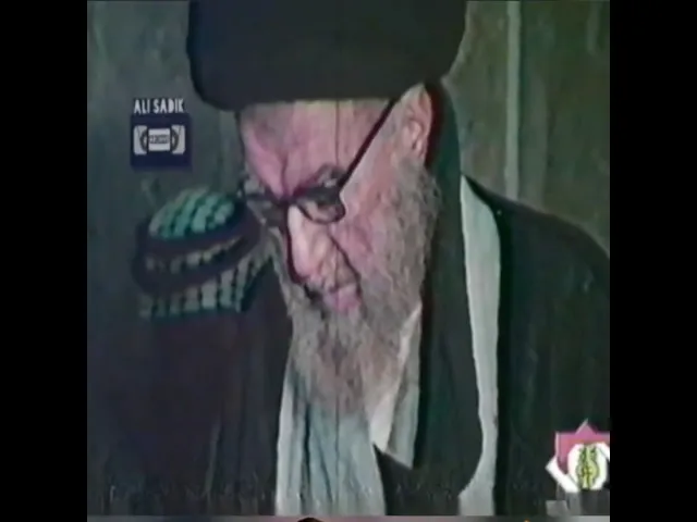 ⁣نادر - آية الله المحقق السيد حسن الخرسان يؤم المصلين في حرم أمير المؤمنين عليه السلام في الثمانينات