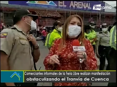 Comerciantes informales de la Feria Libre realizan manifestación obstaculizando el tranvía de Cuenca
