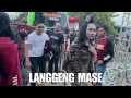 Lagu gerry mahesa berjalan di belakang ersa amelia saat tiba di Pekalongan, mereka jalan beriringan 