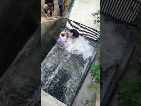 صيد أسماك المياه العذبة على حاجز فيضان ذي فتحات شبكية
