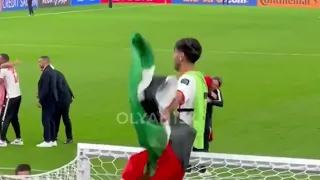 يزن النعيمات لاعب منتخب الأردن علق في الشباك لحظه الاحتفال بالصعود علي المرمي بعد التأهل للنهائي 