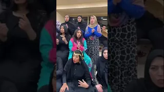 واديني لسة بتفرج   دا سرك اسود و بتهرج  كورال هارموني دندنها