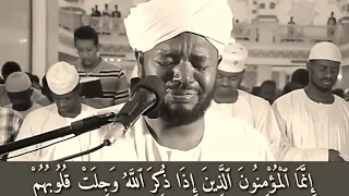 بكى الشيخ نورين محمــد صديق عليه رحمة الله إ ن ما المؤمنون الذين إذا ذكر الل ه وج لت ق ل وب هم 