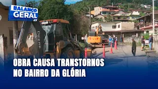 Obra impacta trânsito e abastecimento de água no bairro da Glória