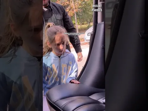 Cette petite fille découvre une surprise inattendue en arrivant devant la voiture