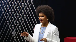 Um corpo negro antecede qualquer fala | Flávia Martins | TEDxESMPU