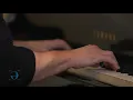 Thomas Newman Performs the Theme from "American Beauty"