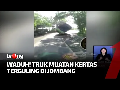 GUBRAKK! Detik-detik Truk Kelebihan Muatan Terguling di Jombang Terekam Kamera