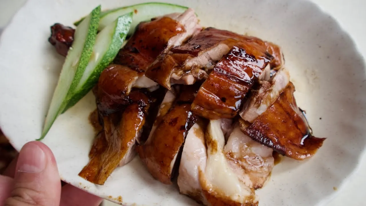 How Cantonese roast ducks () are roasted (Tiong Bahru, Singapore street food)