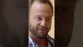 ليلة لما تقابل حبيبتك وانت نازل على السلم Shorts 