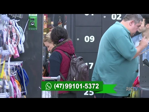 Flagrante mostra mulher que pede ajuda em supermercado e furta senhora