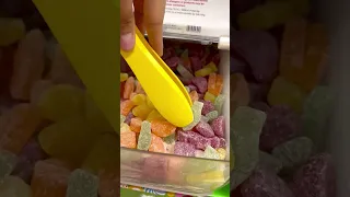 فاجئت خلودة بكوب الحلويات باللون الاخضر 