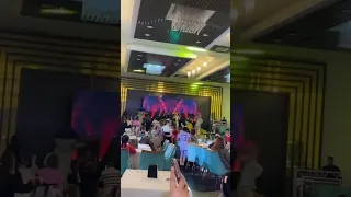 توزيع الهدايا على الاطفال من فرقة سمسم 