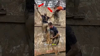 حاول الشباب الثلاثة مساعدة الفتاة ولكن Shorts 