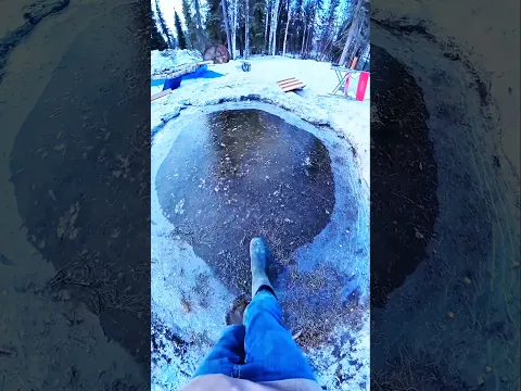 ¡Peligro en el lago congelado! ¡Corre hacia la orilla segura! 🧊😱🏃‍♂️💦