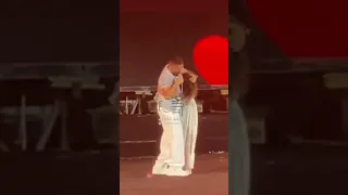 هخليكي قاعدة جنبي بس فكيني تامر حسني اتفاجئ بمعجبة طلعت حضنته على المسرح ومش عايز تسيب حضنه 