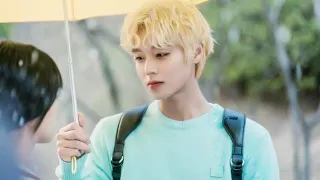 طالب غني و مشهور لكن حساس بيقع في حب بنت بتغير حياته ملخص مسلسل ربيع الازرق من مسافة بعيدة 