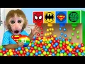 Download Lagu Monyet Bon Bon Imut senang dengan hujan permen pelangi dan membeli popcorn di bioskop