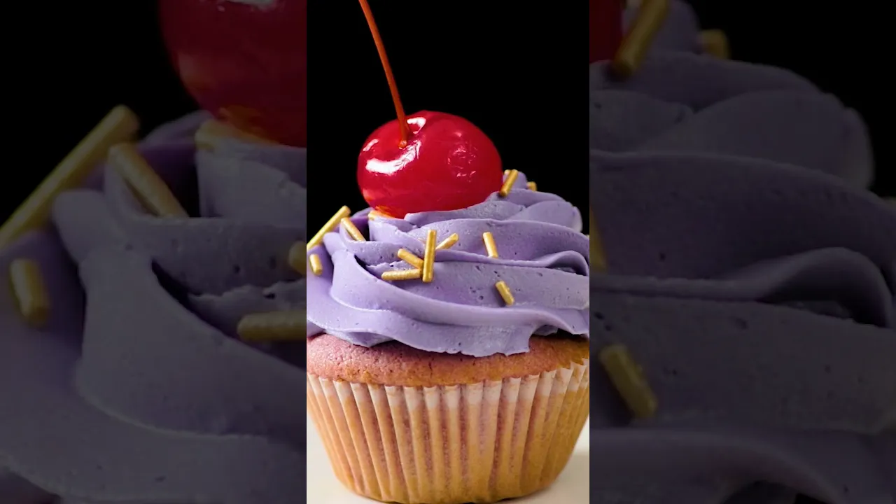 Blueberry Burst Cupcakes: A Sweet Surprise Inside #hooplarecipes #cupcake #viralshorts