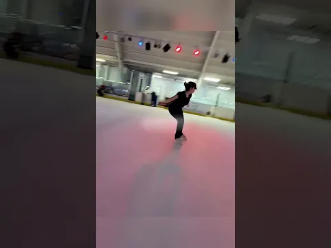أداء مذهل في التزلج… لكن المفاجأة كانت في عدد الإعجابات! 😱⛸️