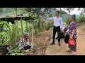 Download Lagu The kind old lady goes to help the single mother, and the kind CEO helps the elderly woman