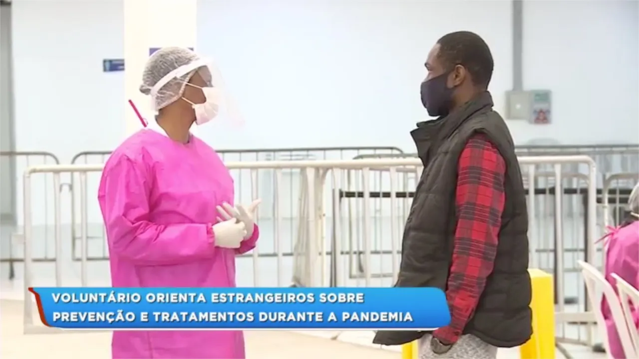 Voluntário orienta estrangeiros sobre tratamento de prevenção da Covid-19 em Itajaí